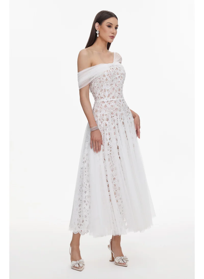 بيلا بارنيت فستان إيفون الأنيق ذو الكتفين المكشوفين من الدانتيل والتول